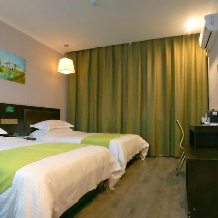 Greentree Wulumuqi Airport Hotel Urumqi Bagian luar foto