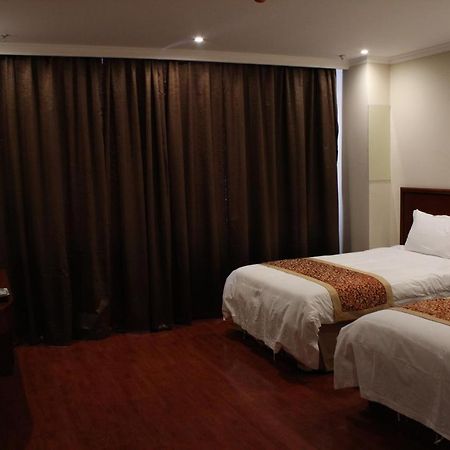 Greentree Wulumuqi Airport Hotel Urumqi Bagian luar foto