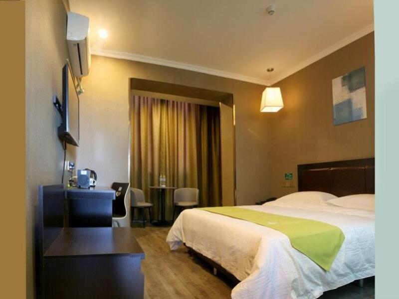 Greentree Wulumuqi Airport Hotel Urumqi Bagian luar foto