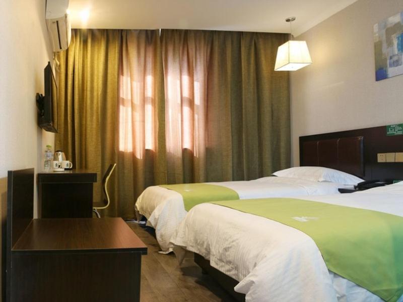 Greentree Wulumuqi Airport Hotel Urumqi Bagian luar foto