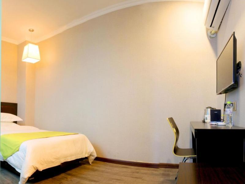 Greentree Wulumuqi Airport Hotel Urumqi Bagian luar foto