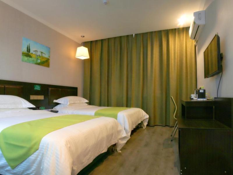 Greentree Wulumuqi Airport Hotel Urumqi Bagian luar foto