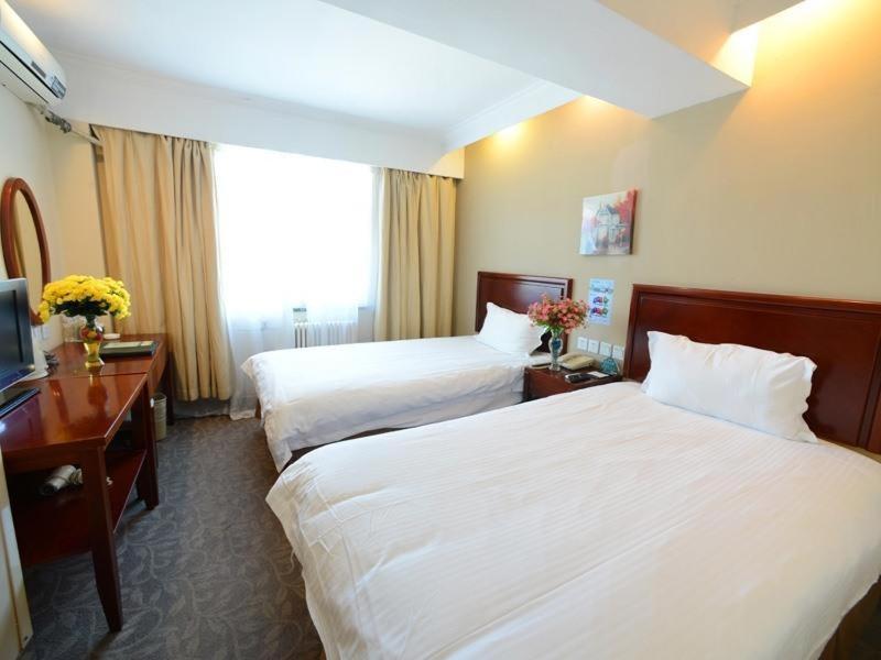 Greentree Wulumuqi Airport Hotel Urumqi Bagian luar foto