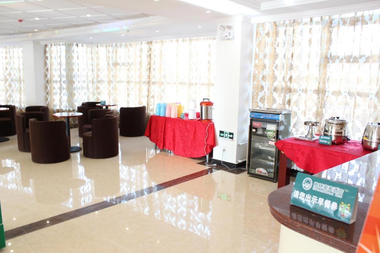 Greentree Wulumuqi Airport Hotel Urumqi Bagian luar foto